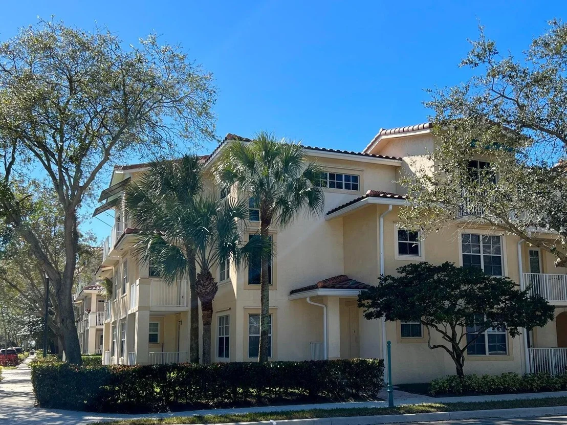 Photo of Unit 21 at 1116 University Boulevard