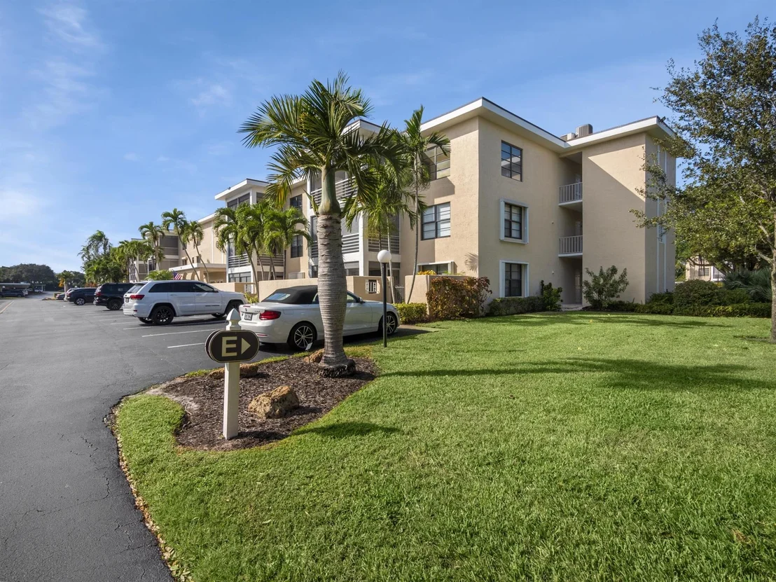 Photo of Unit 103E at 300 N Highway A1a