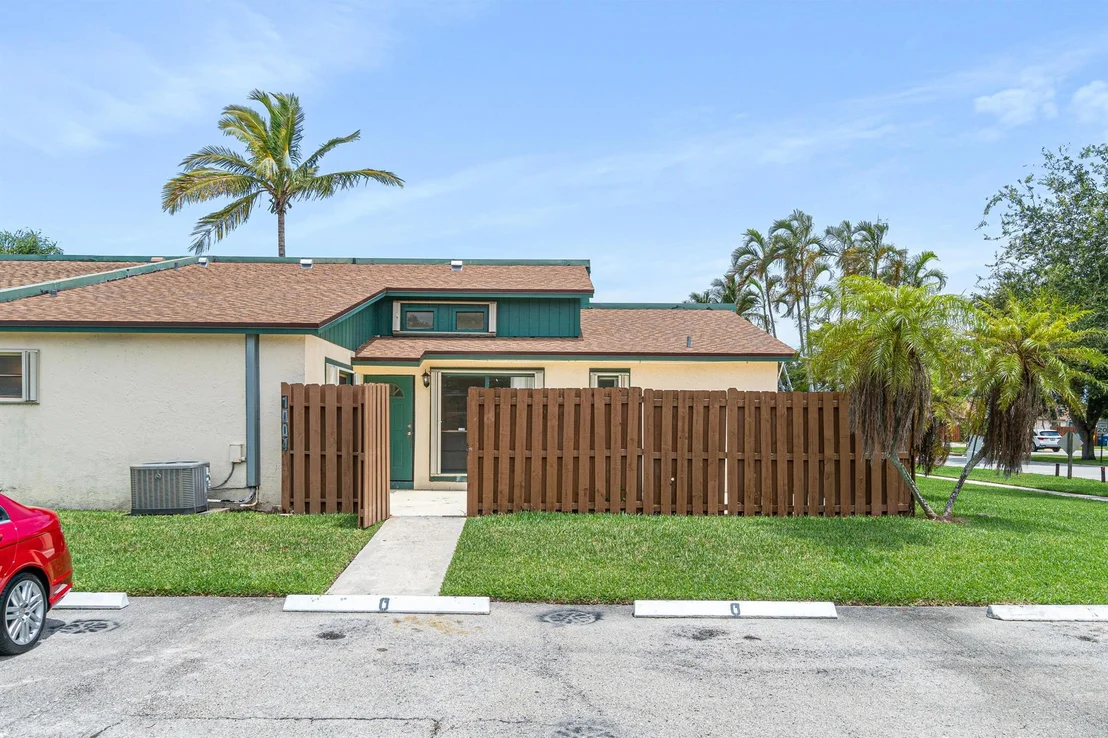 Photo of 1004 Manor Drive