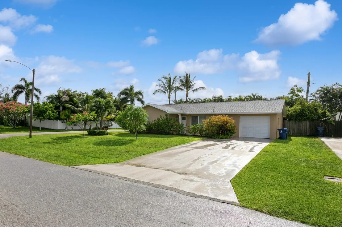 Photo of 1615 Venus Avenue