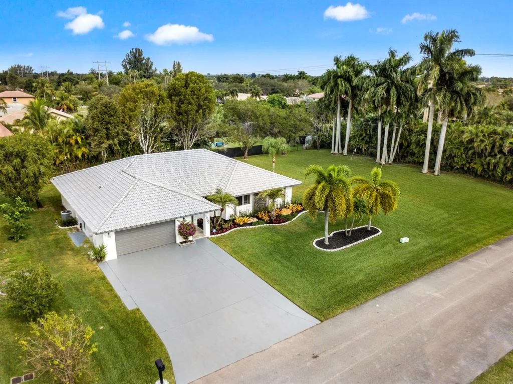 Photo of 15801 Surrey Circle