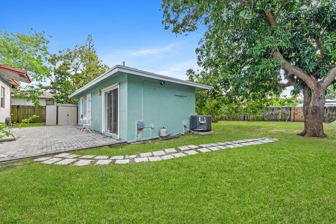 Photo of 2831 N Seacrest Boulevard