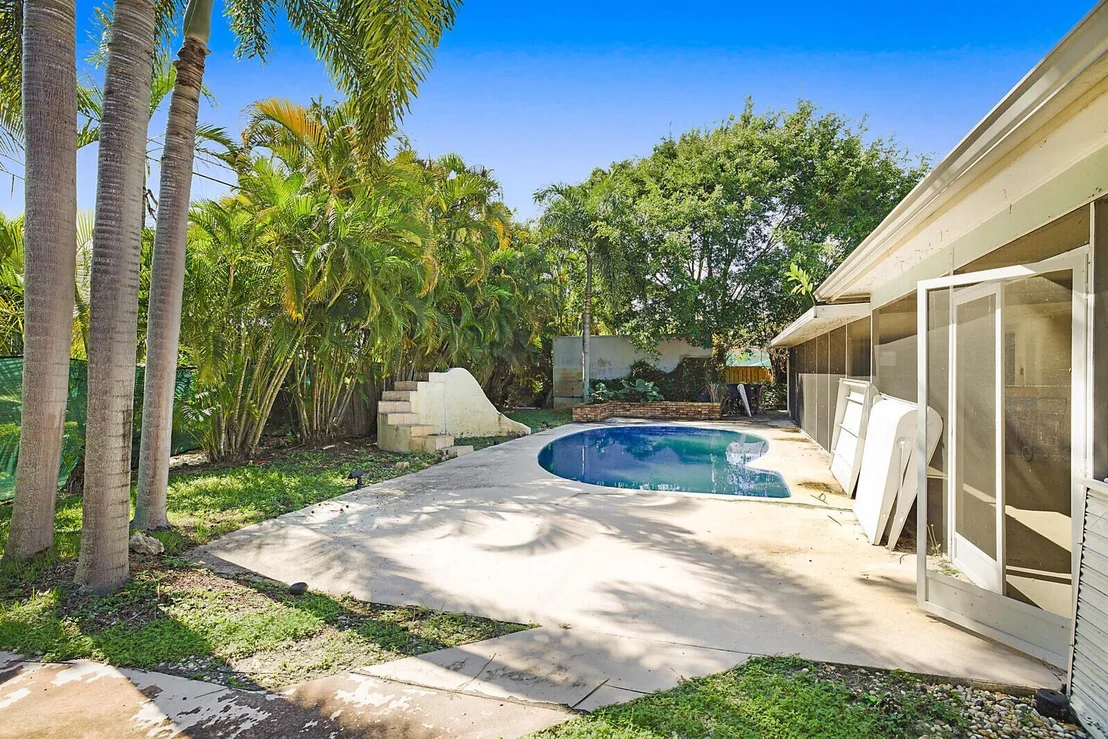 Photo of 391 W Riverside Drive