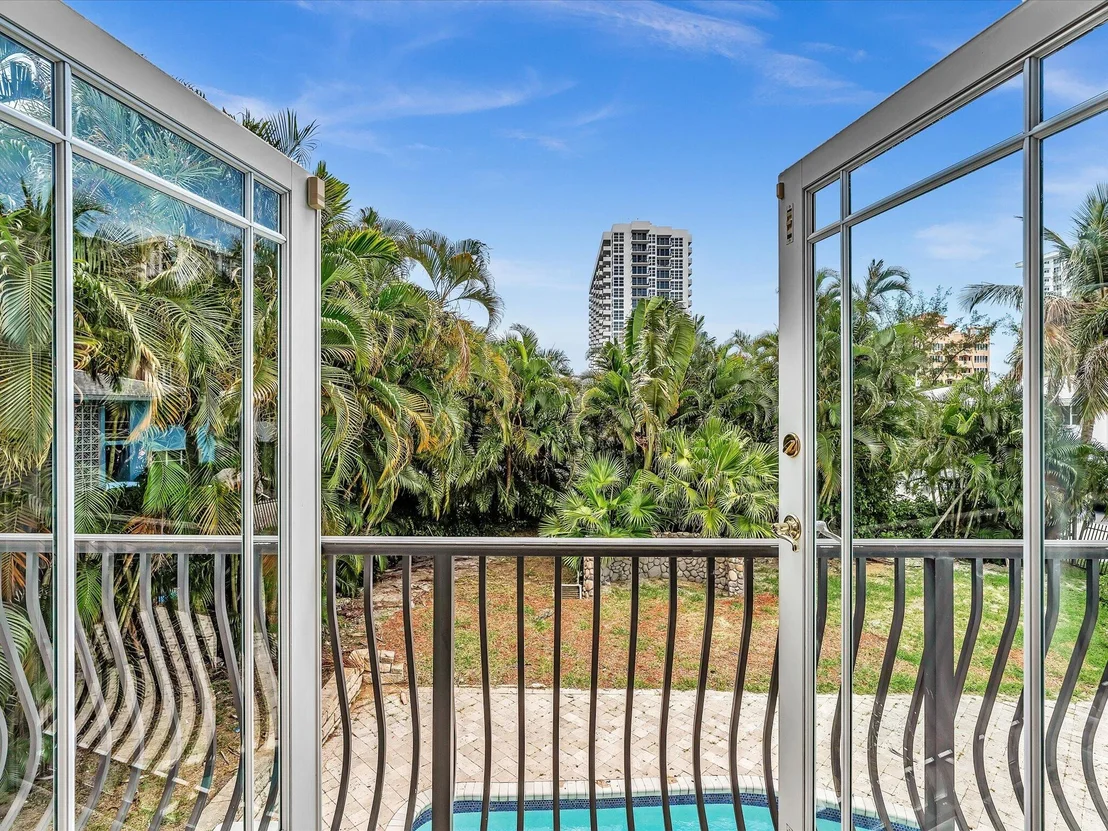 Photo of 518 N Riverside Drive