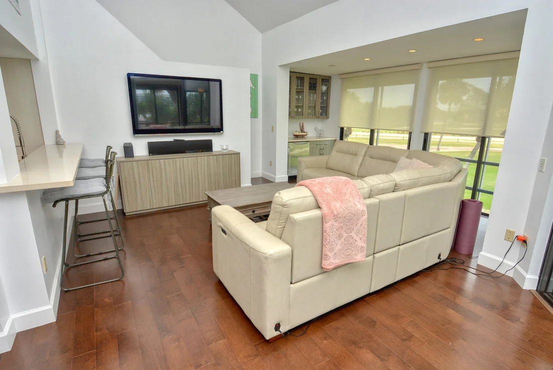 Photo of 318 NE Golfview Circle