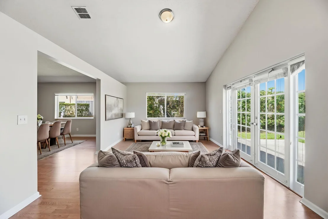 Photo of 5233 Rosen Boulevard