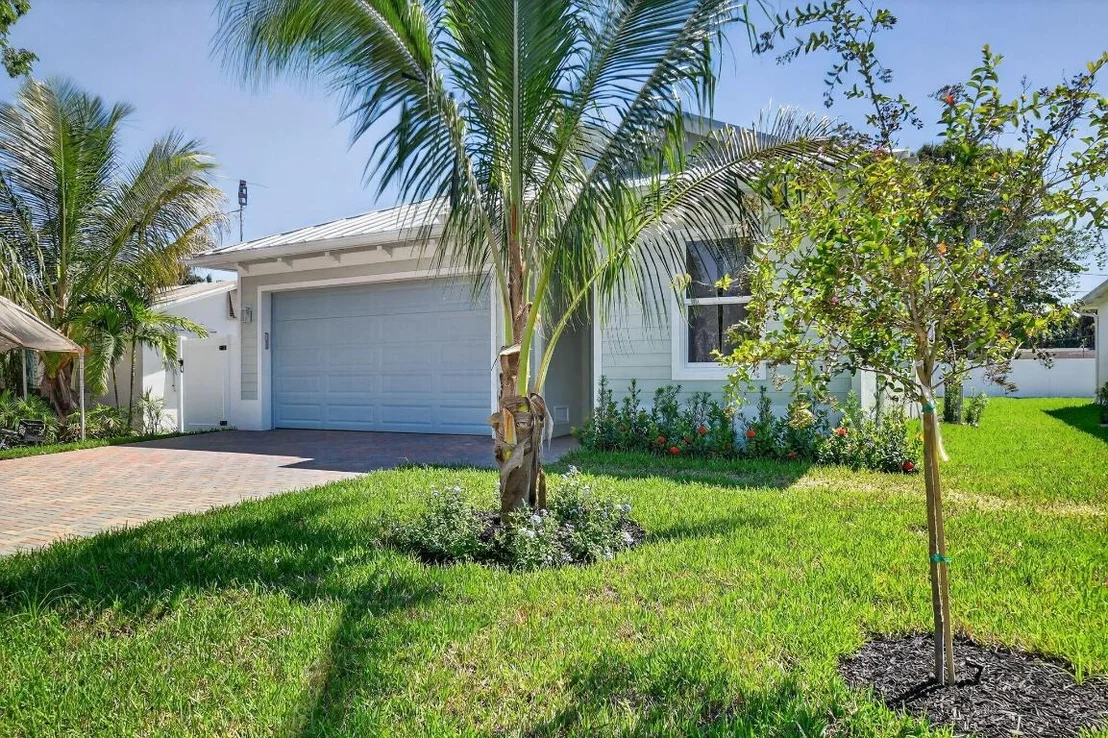 Photo of 611 N Loxahatchee Drive