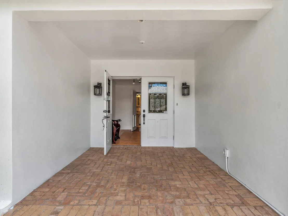 Photo of 518 N Riverside Drive