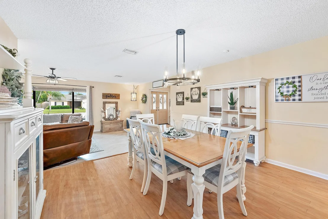 Photo of 1180 Larch Way