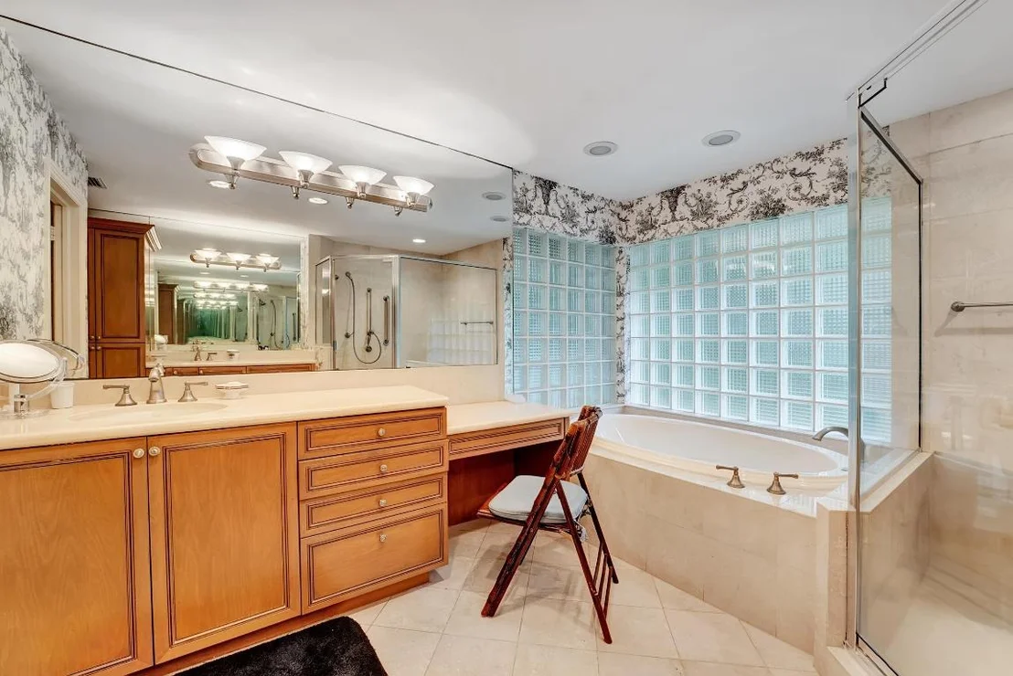 Photo of 4590 Live Oak Boulevard
