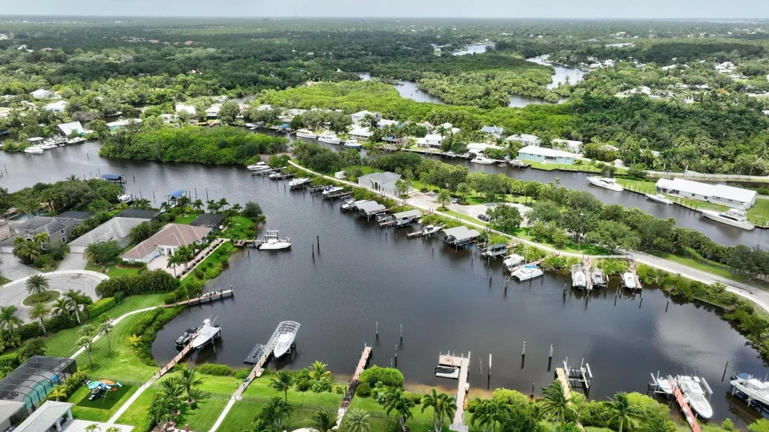 Photo of 699 SW River Bend Circle