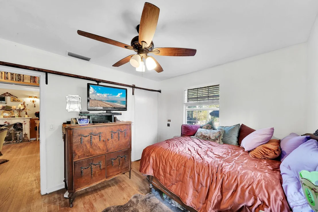 Photo of 910 Sylvan Lane