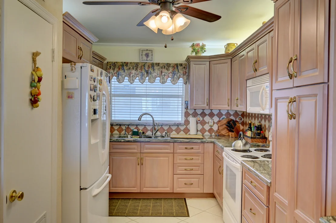 Photo of Unit 708 at 401 Briny Avenue
