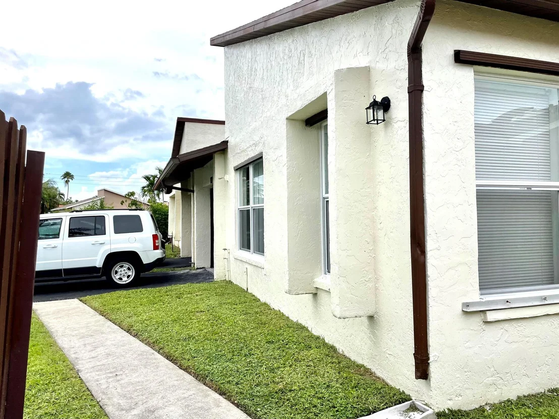 Photo of 5421 Mirror Lakes Boulevard