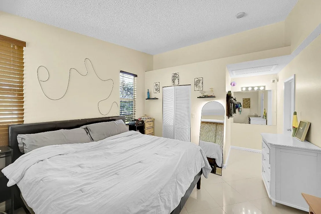 Photo of Unit 4201 at 931 Lyons Road