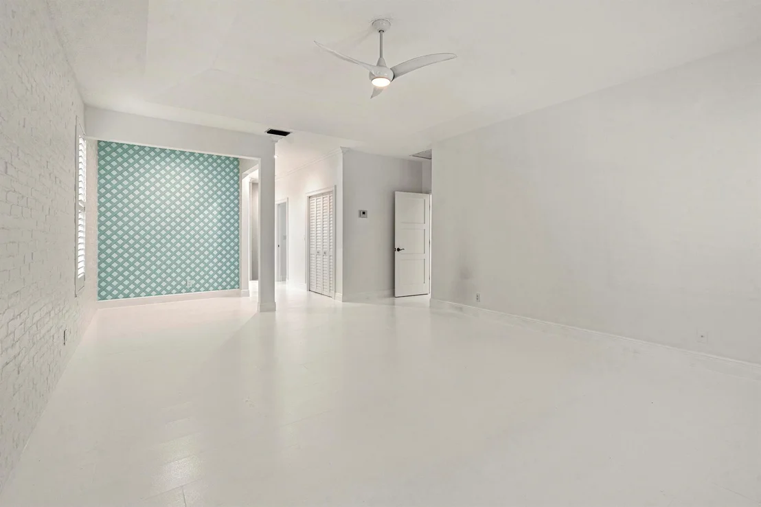 Photo of 136 N River Drive W