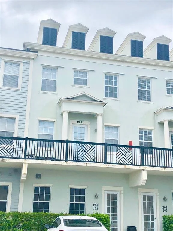 Photo of Unit 202 at 425 Greenwich Circle