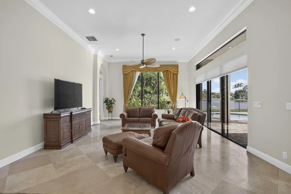 Photo of 10715 Versailles Boulevard
