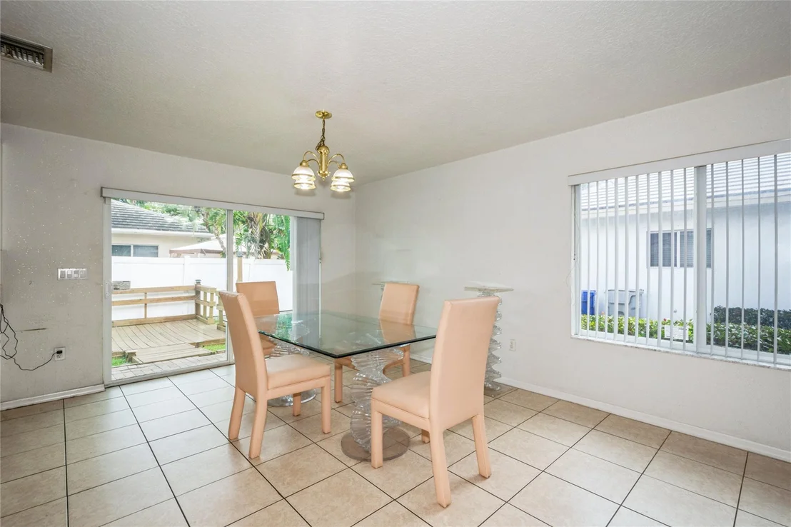 Photo of 320 NW 17th Terrace