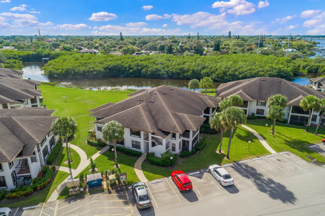 Photo of Unit 302 at 950 S Kanner Highway