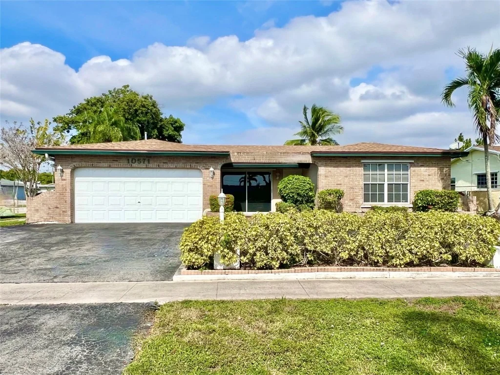 Photo of 10571 Sunset Strip