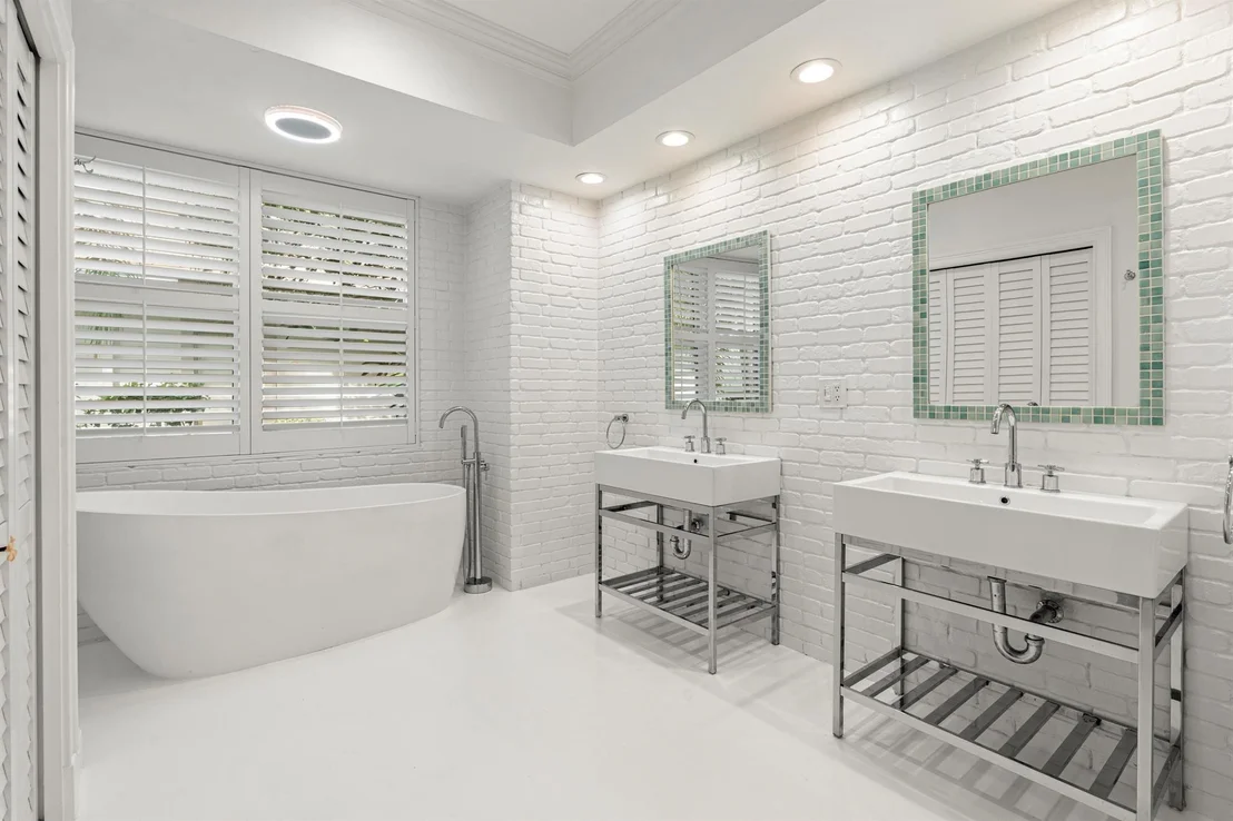 Photo of 136 N River Drive W