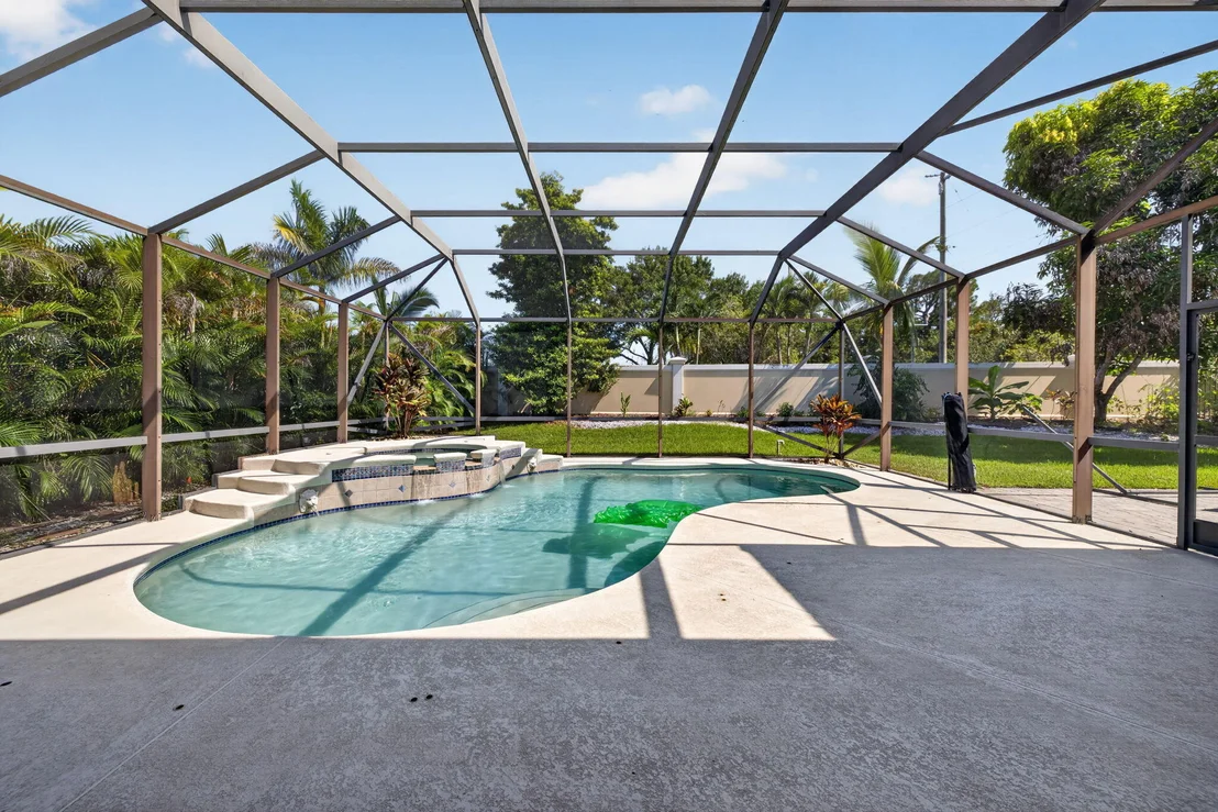 Photo of 755 SW RIVER BEND Circle