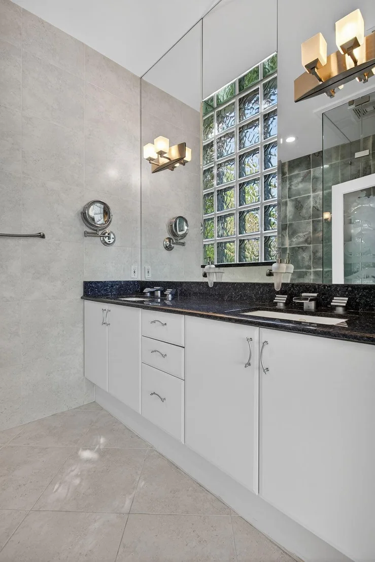 Photo of 513 S Riverside Drive