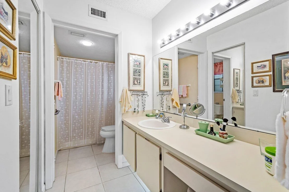 Photo of Unit A at 1501 Pinecrest Circle