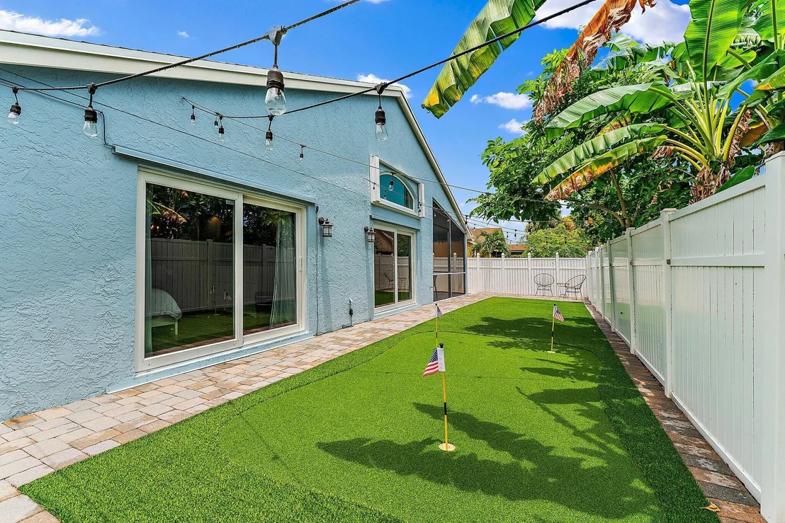 Photo of 6310 Leslie Street