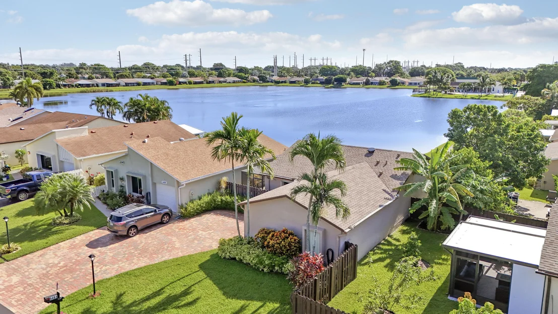 Photo of 5481 Mirror Lakes Boulevard