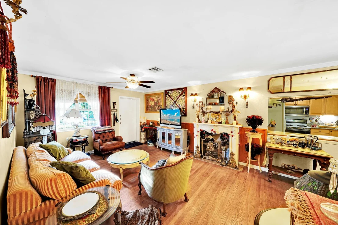 Photo of 910 Sylvan Lane