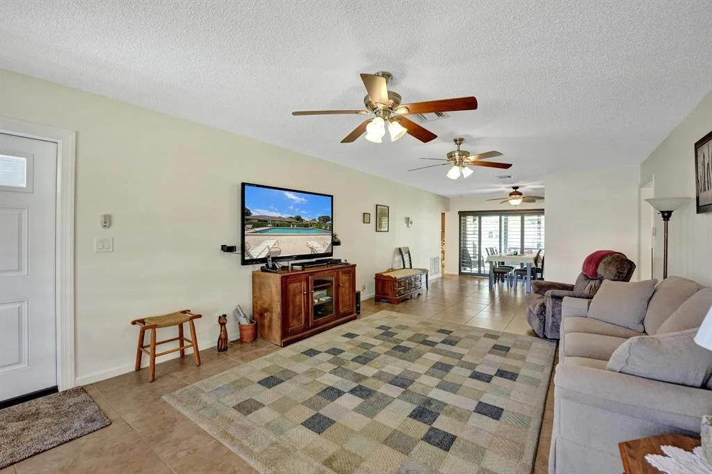 Photo of Unit B at 4761 Greentree Crescent