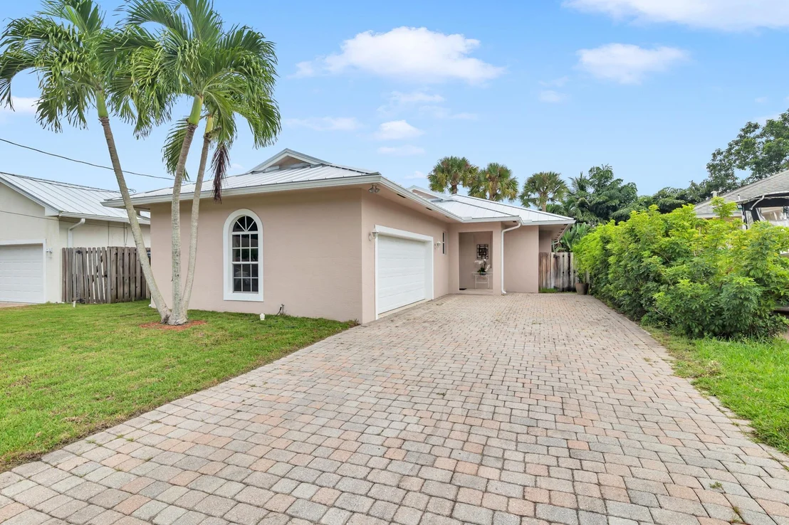 Photo of 17684 Cinquez Park Road W