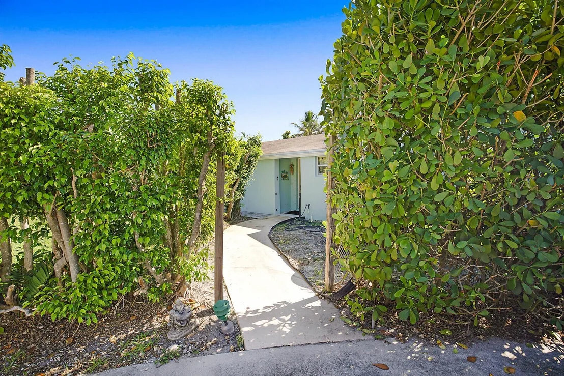 Photo of 391 W Riverside Drive