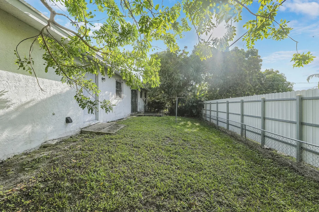 Photo of 2822 Summit Boulevard