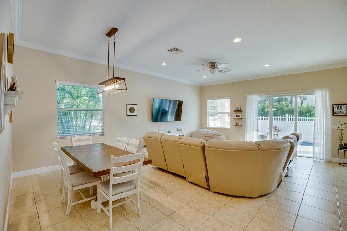 Photo of 4247 DIAMOND Square