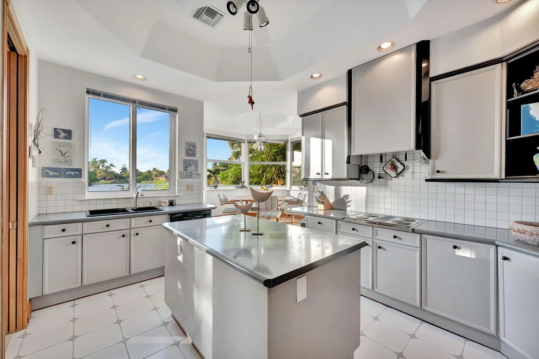 Photo of 2505 N Riverside Drive
