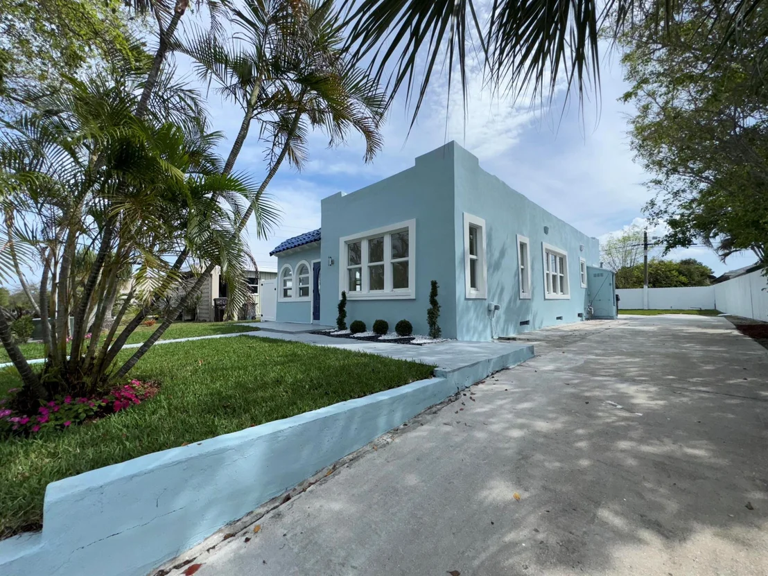 Photo of 418 Colonial Road