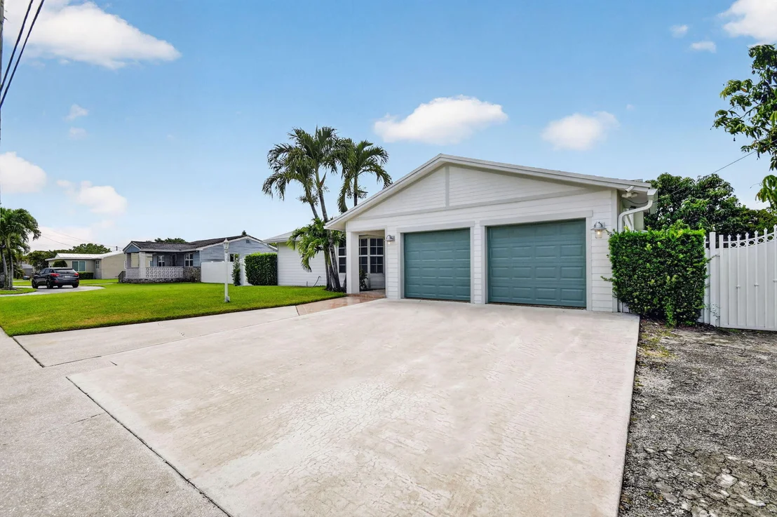 Photo of 2277 Summit Boulevard