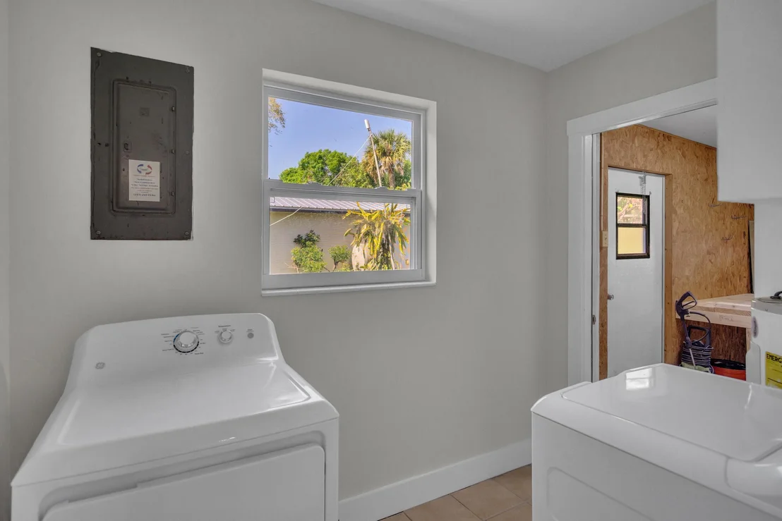 Photo of 817 SE 9th Court