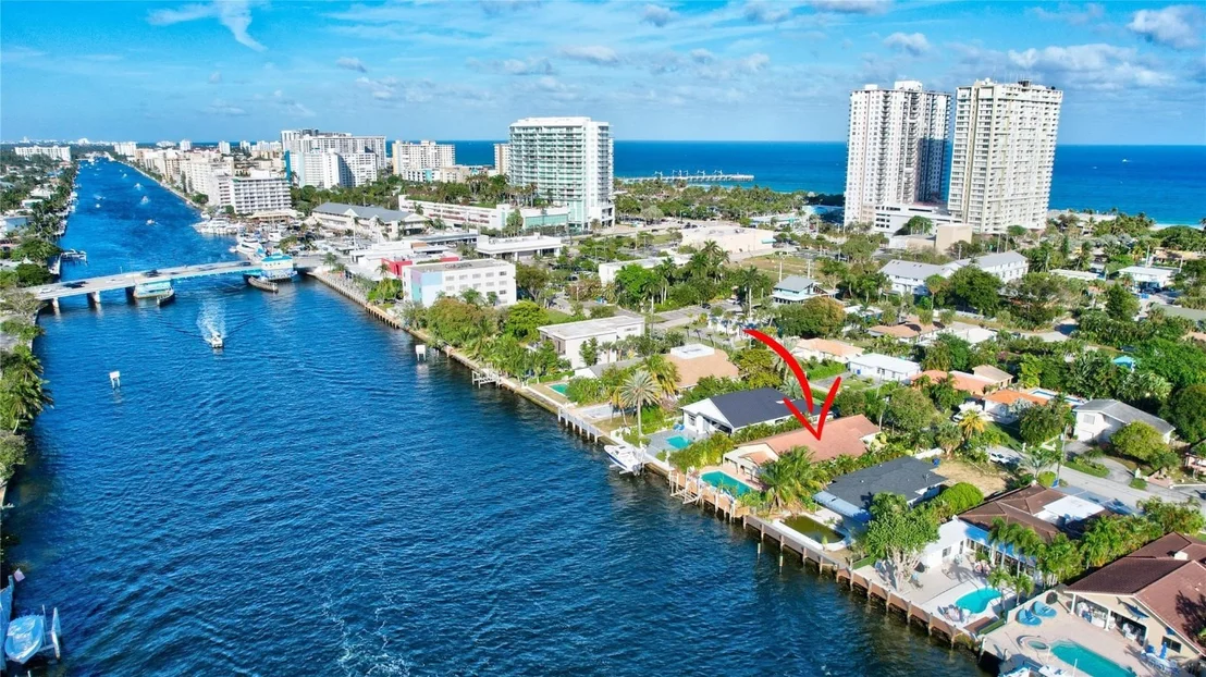Photo of 305 S Riverside Drive
