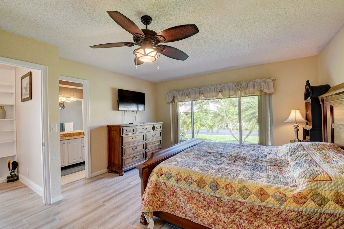 Photo of 5102 Mirror Lakes Boulevard