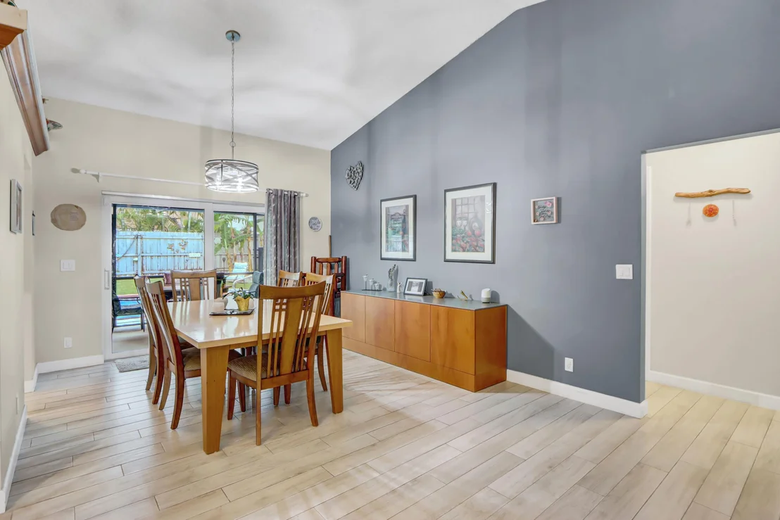 Photo of 801 NW 8th Way