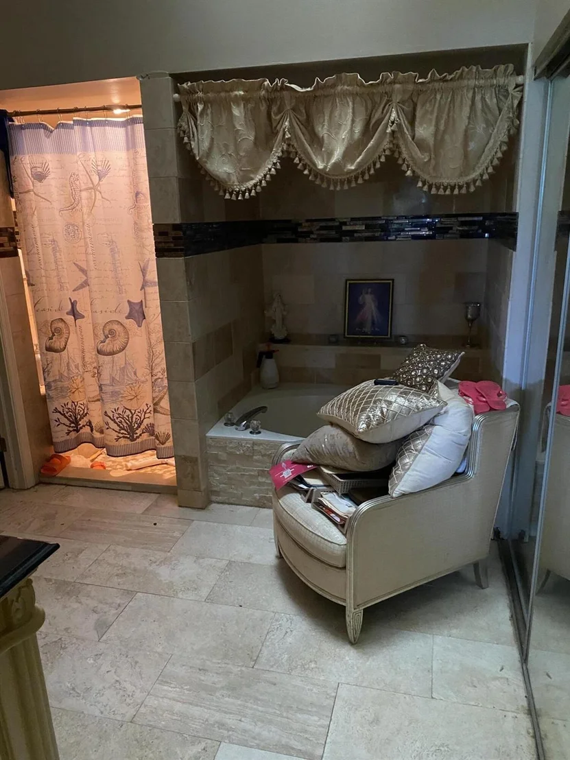 Photo of 7134 Le Chalet Boulevard