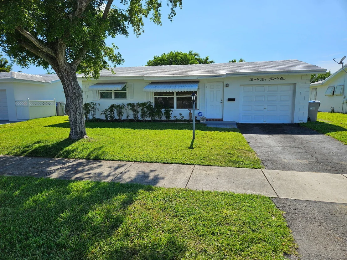 Photo of 2521 N Cypress Road