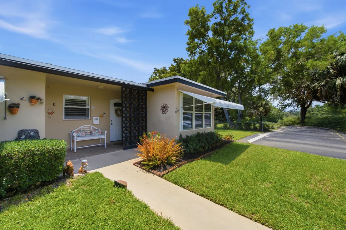 Photo of Unit D at 957 Circle Drive