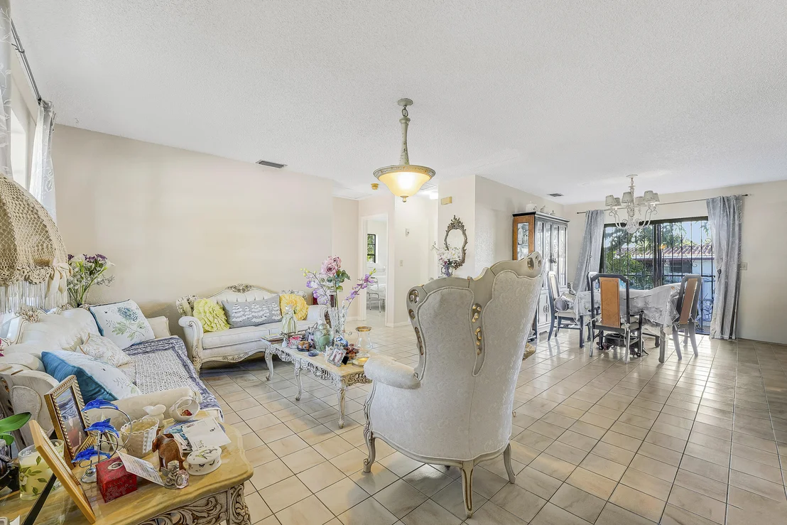 Photo of 2822 Summit Boulevard