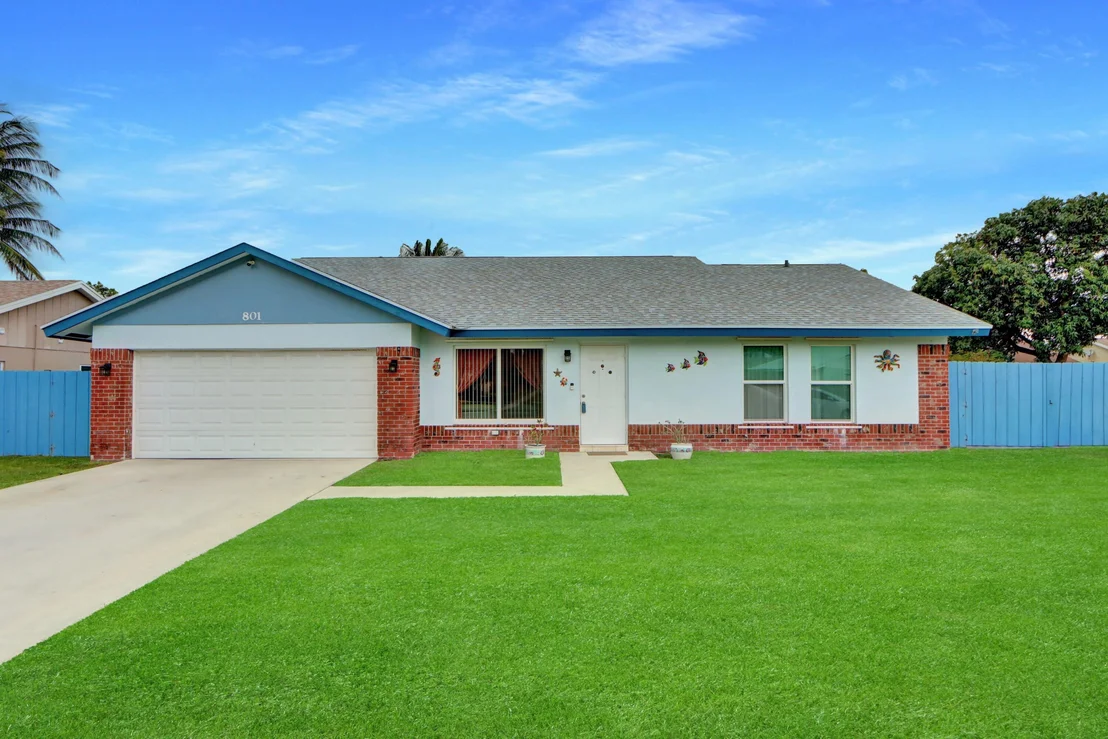 Photo of 801 NW 8th Way