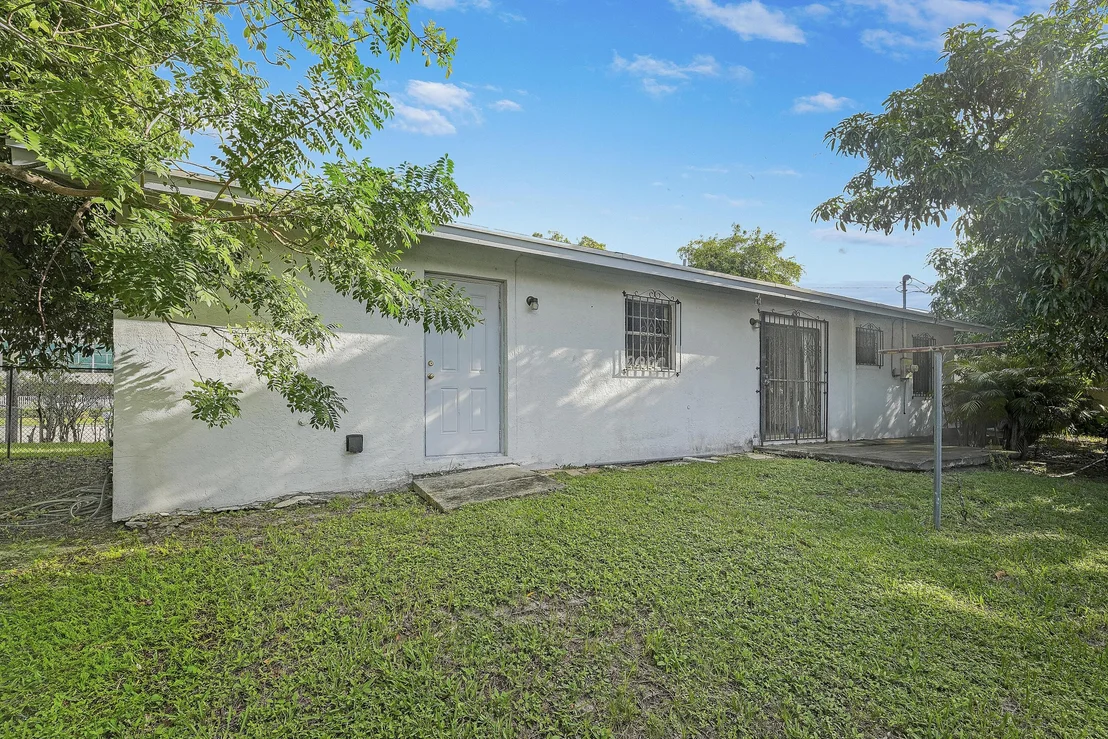 Photo of 2822 Summit Boulevard